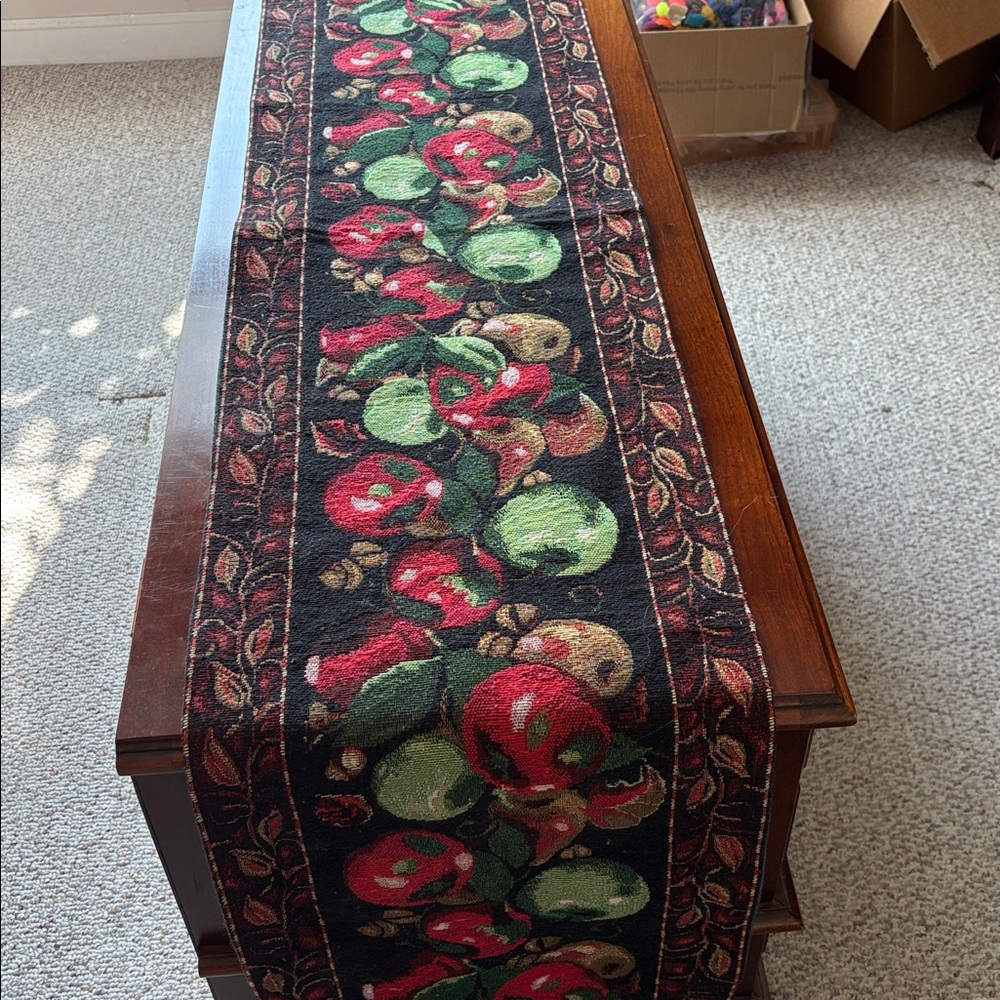 Apple 🍎 Patterned Table Runner - Picture 2 of 3